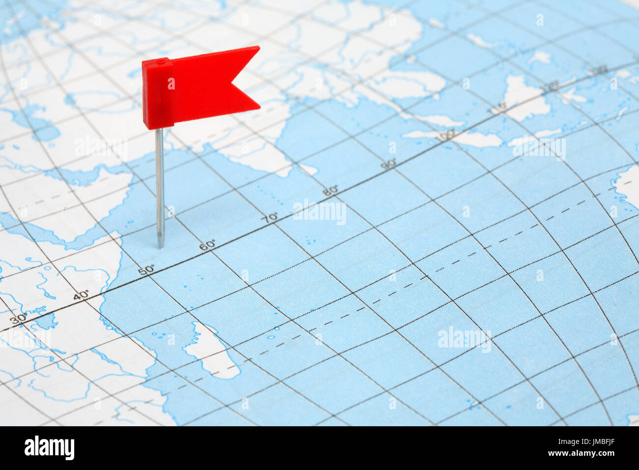 Concept de voyage. Épinglette du drapeau en plastique rouge debout sur la carte Banque D'Images