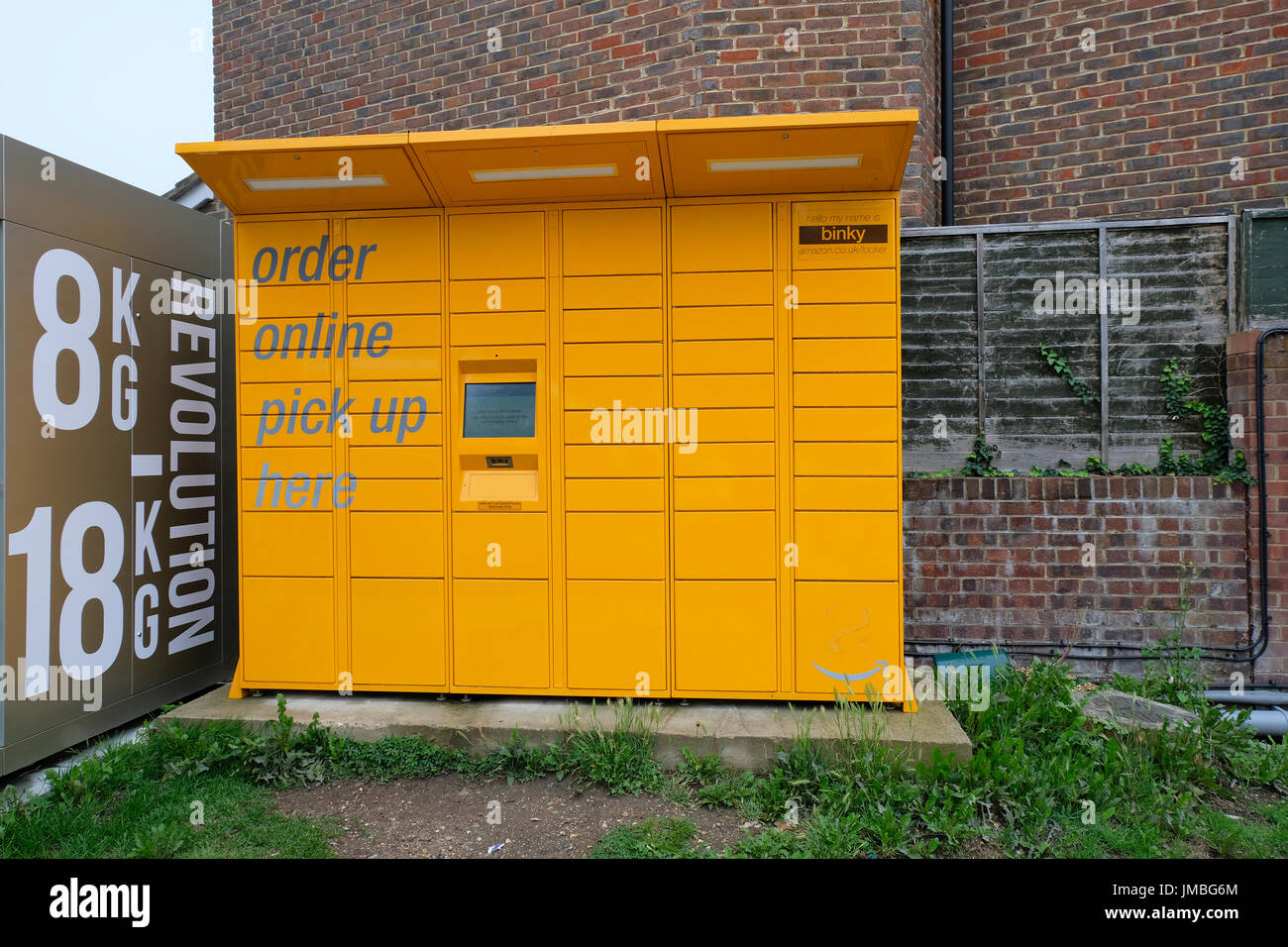 Amazon jaune vif Locker appelé Binky situé dans le parvis de la station service. Worthing, Royaume-Uni Banque D'Images