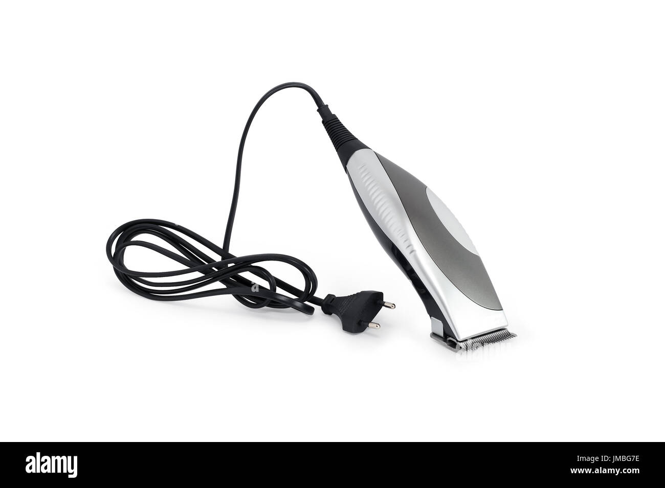 Tondeuse à cheveux électrique moderne avec cable sur fond blanc. Chemin de détourage est inclus Banque D'Images