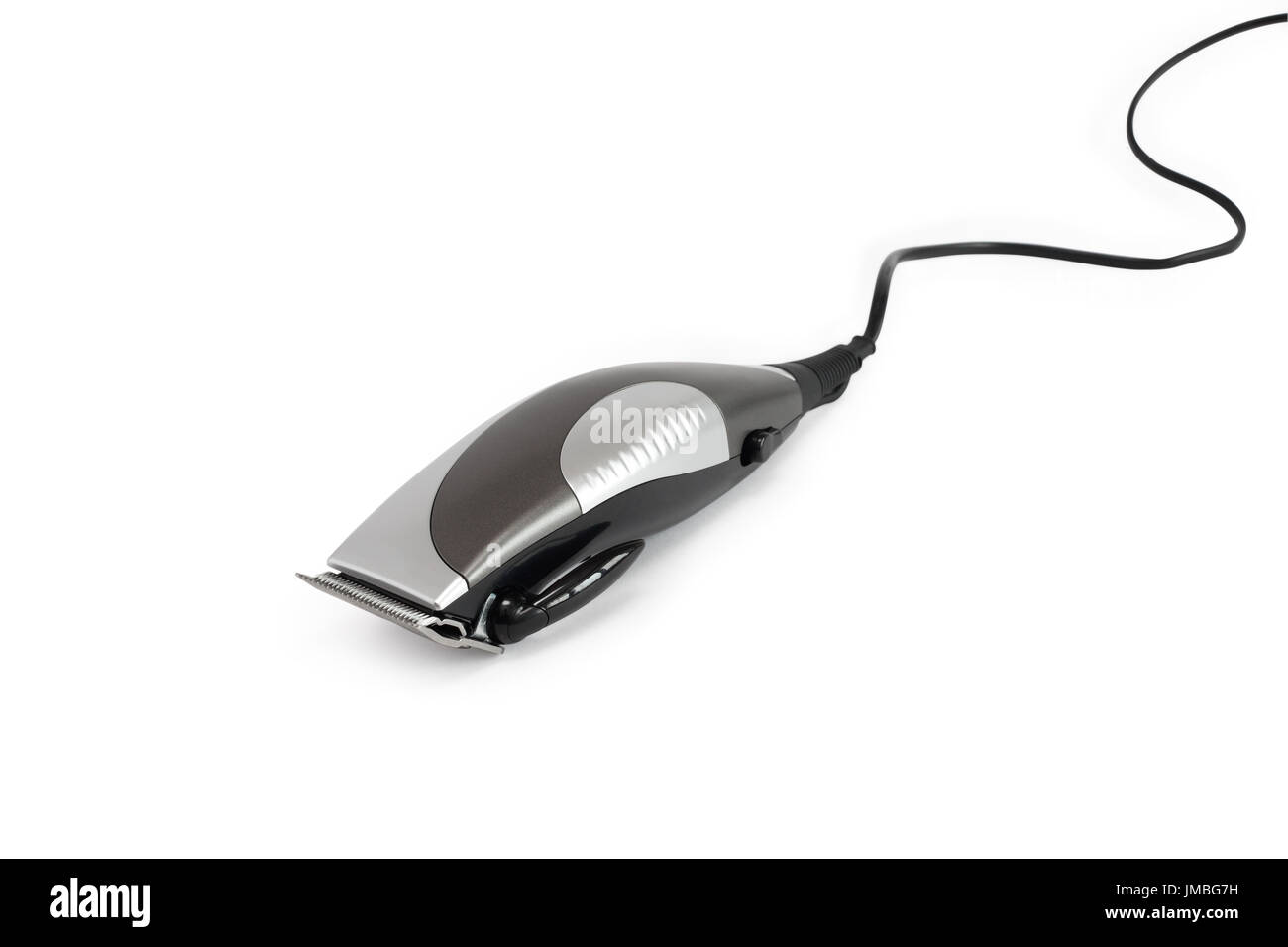 Tondeuse à cheveux électrique moderne avec cable sur fond blanc. Chemin de détourage est inclus Banque D'Images