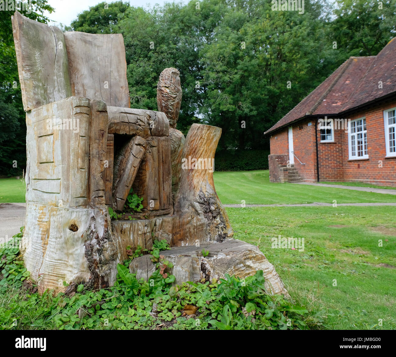 Grande piscine fauteuil avec books et owl, sculpté par une tronçonneuse d'un tronc d'arbre Banque D'Images