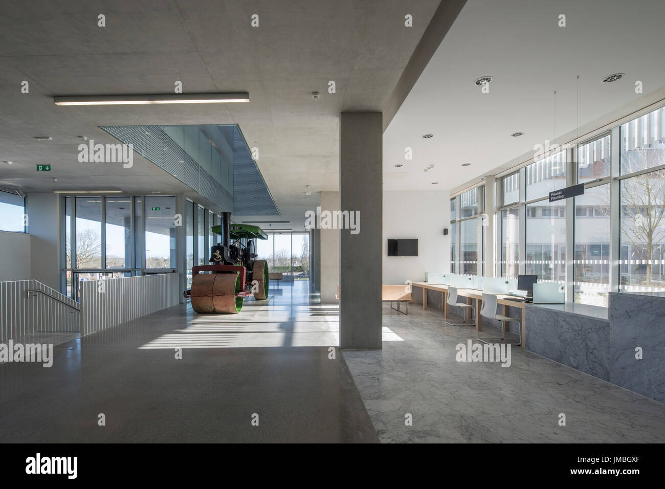 Du corridor en entrée. Le Conseil du comté de Roscommon Roscommon, bureaux municipaux, de l'Irlande. Architecte : ABK, 2016. Banque D'Images