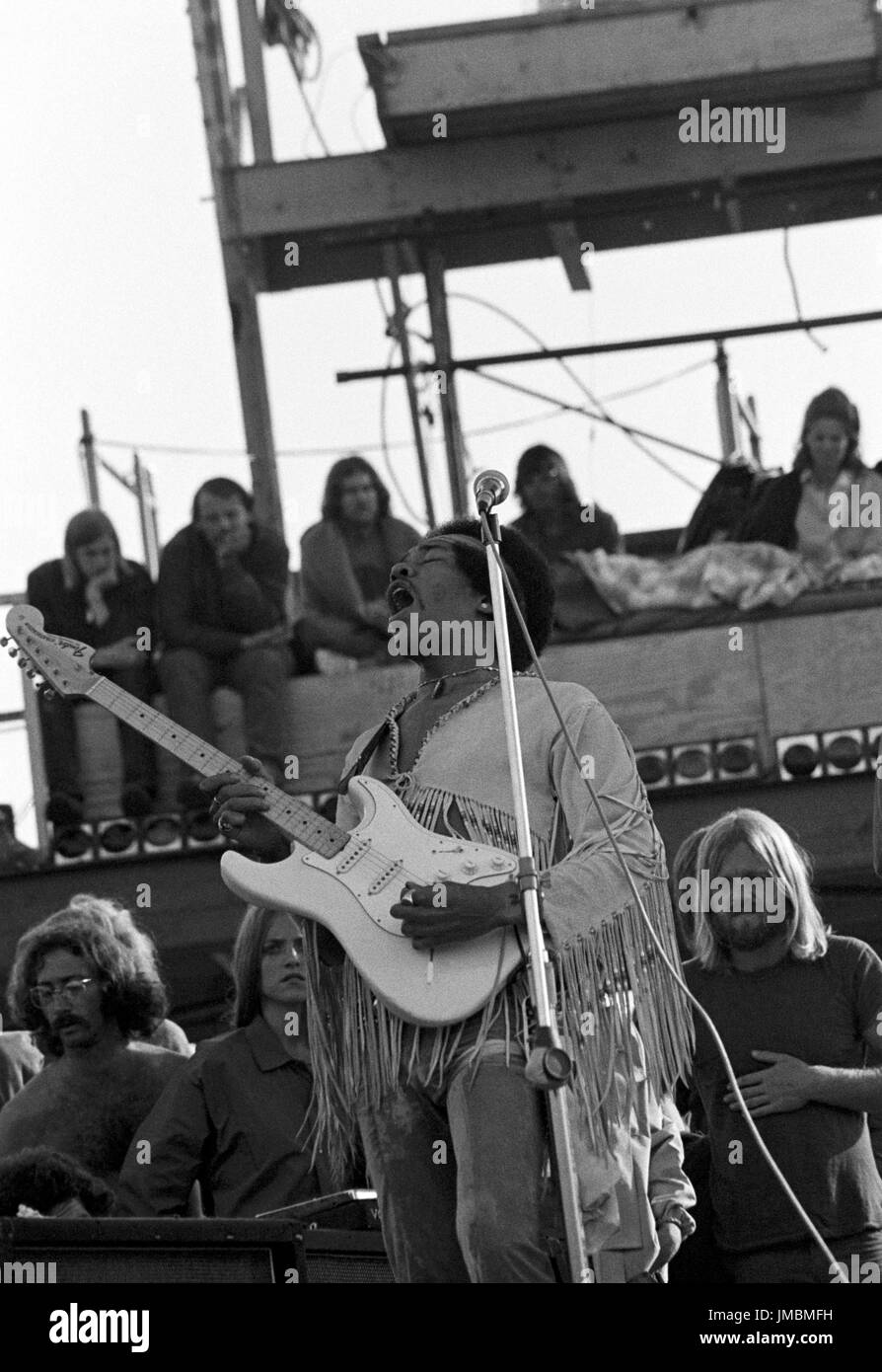 Jimi Hendrix l'exécution de son légendaire 2 heure performance à Woodstock Music & Arts Festival tenue le Sam Yasgur's champ de luzerne dans le comté de Sullivan à Bethal, New York le 18 août 1969. Hendrix a insisté pour qu'il près le festival et devait comparaître à minuit, mais en raison de retards n'a pas pris la scène jusqu'à 9 h le lundi matin. La plupart de la foule avait quitté pour la maison d'ici là et avait diminué de pas moins de 500 000 $ à 80 000 misérables. ** Les taux plus élevés s'appliquent ** APPEL À NÉGOCIER ** © Peter Tarnoff / MediaPunch Banque D'Images