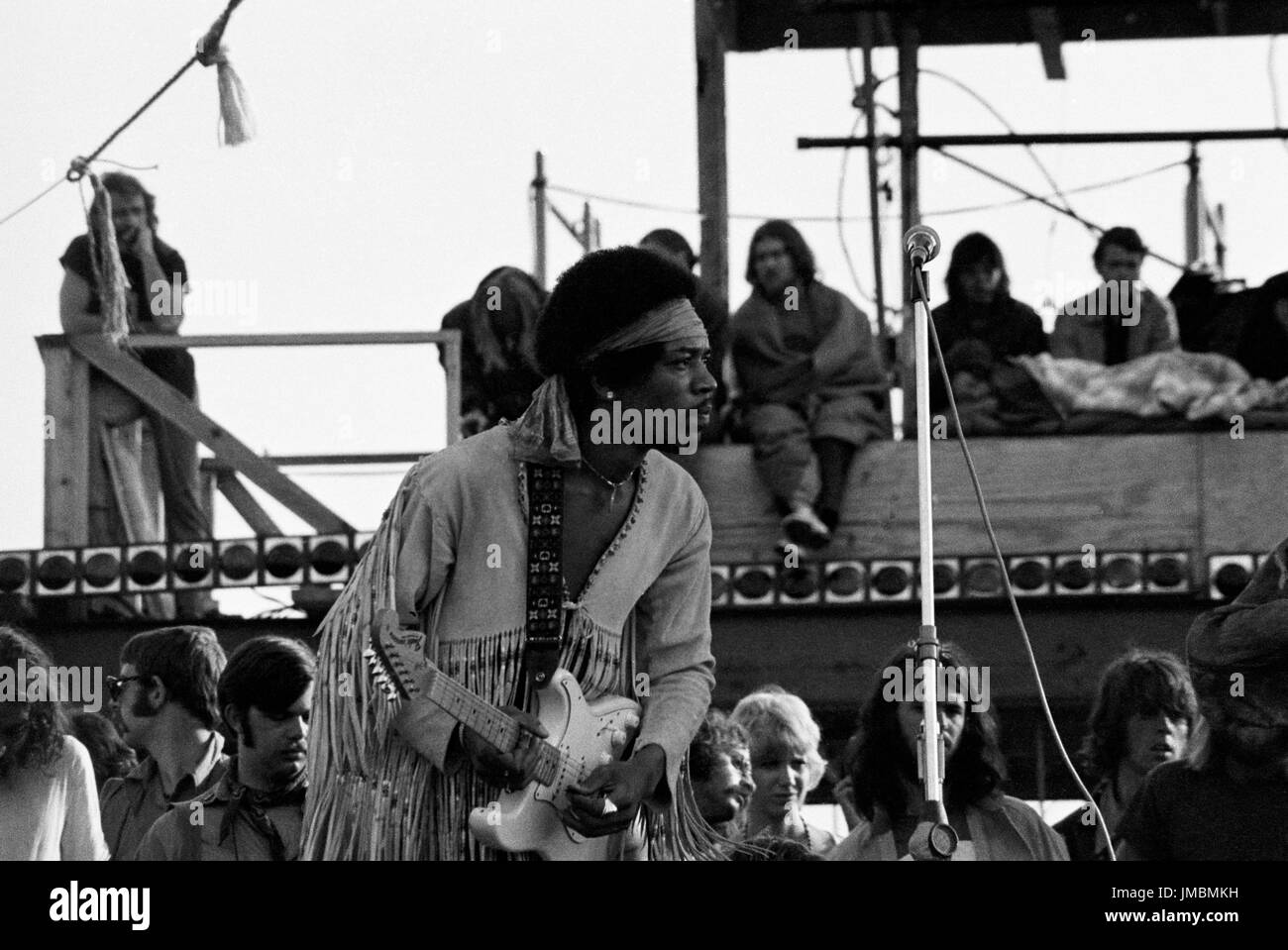 Jimi Hendrix l'exécution de son légendaire 2 heure performance à Woodstock Music & Arts Festival tenue le Sam Yasgur's champ de luzerne dans le comté de Sullivan, BethalNew York le 18 août 1969. Hendrix a insisté pour qu'il près le festival et devait comparaître à minuit, mais en raison de retards n'a pas pris la scène jusqu'à 9 h lundi matin. La plupart de la foule avait quitté pour la maison d'ici là et avait diminué de pas moins de 500 000 $ pour un maigre 80 000. *** Les taux plus élevés s'appliquent *** APPEL À NÉGOCIER ** JAMAIS publié des photos ** © Peter Tarnoff / MediaPunch Banque D'Images