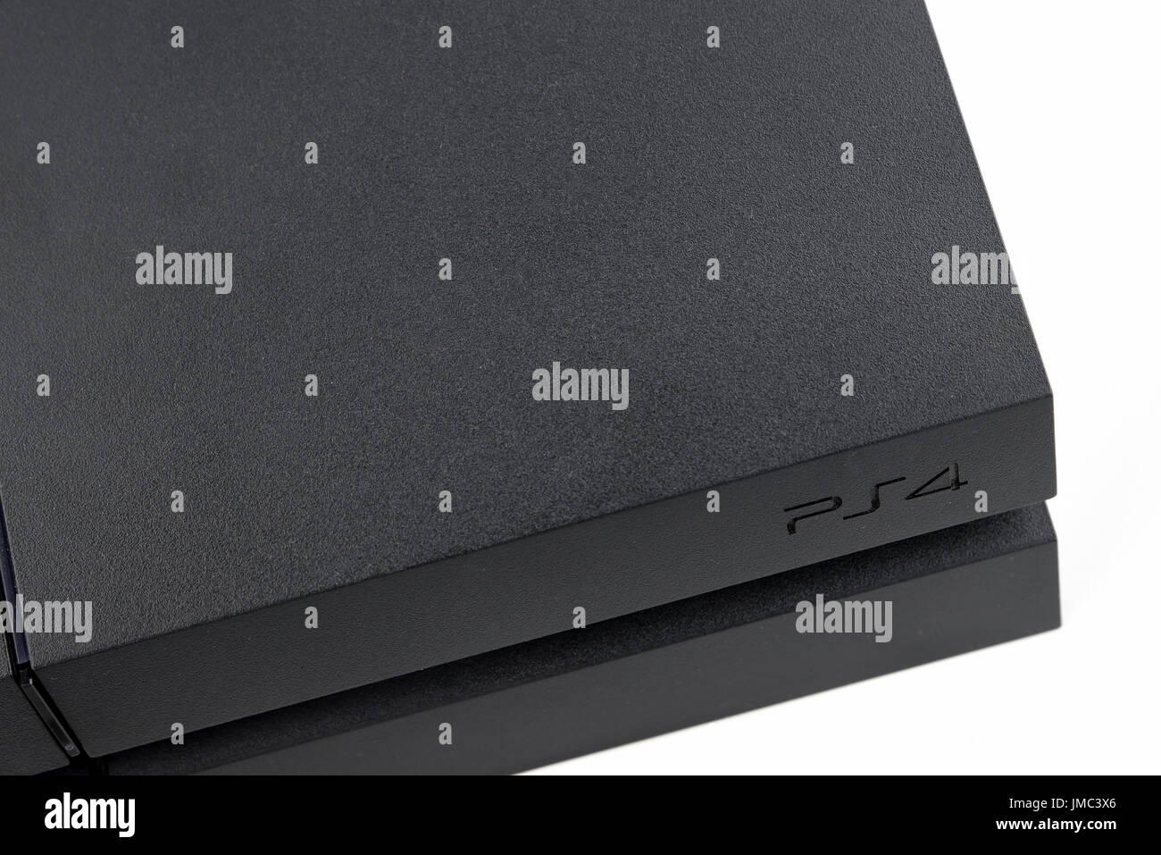Playstation 4, la console de jeux vidéo produite par Sony Computer Entertainment, et son contrôleur DualShock 4 isolé sur fond blanc. Banque D'Images