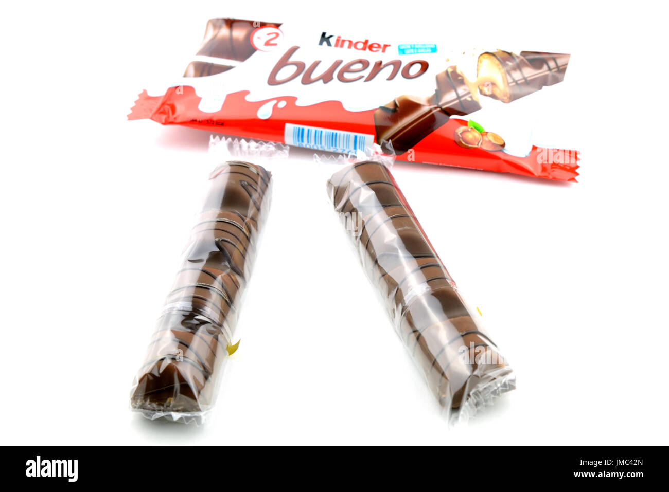 Une barre de chocolat Kinder Bueno isolé sur fond blanc. Banque D'Images