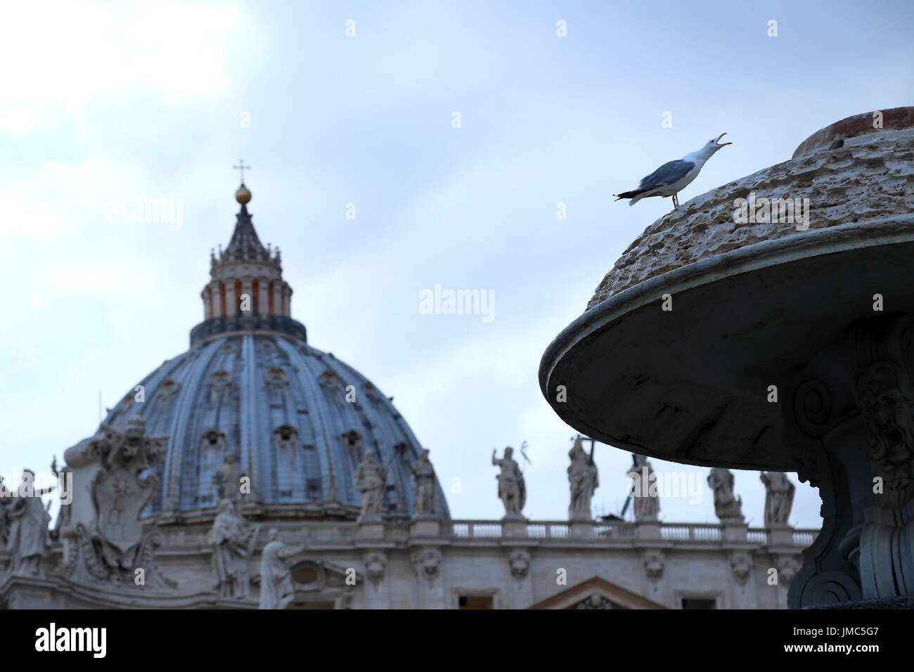 Rom, Vatican. Le 25 juillet, 2017. En raison de la sécheresse qui touche la ville de Rome le Gouvernorat de l'état de la Cité du Vatican de désactiver les fontaines de la Place Saint Pierre. Crédit : Alexandr Goussev/Pacific Press/Alamy Live News Banque D'Images