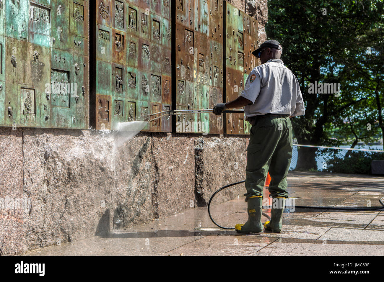 Un éditorial de droit d'un employé du parc puissance de lavage un mur d'un monument à Washington DC. Banque D'Images