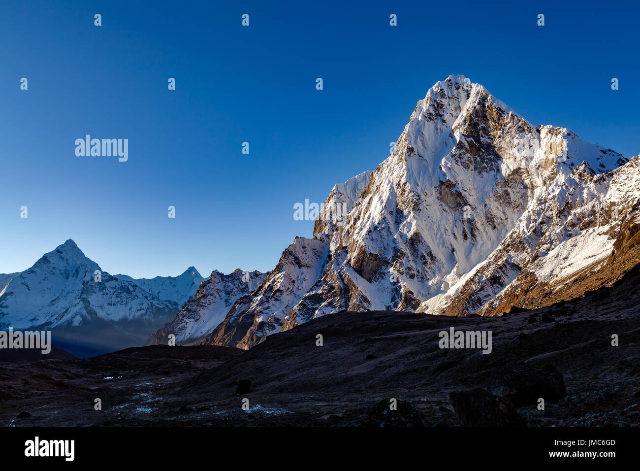 Himalaya Belle pics de montagne de Cho La Pass, inspirant l'automne Himalaya Paysage dans le parc national de l'Everest, Népal Voyage. Banque D'Images