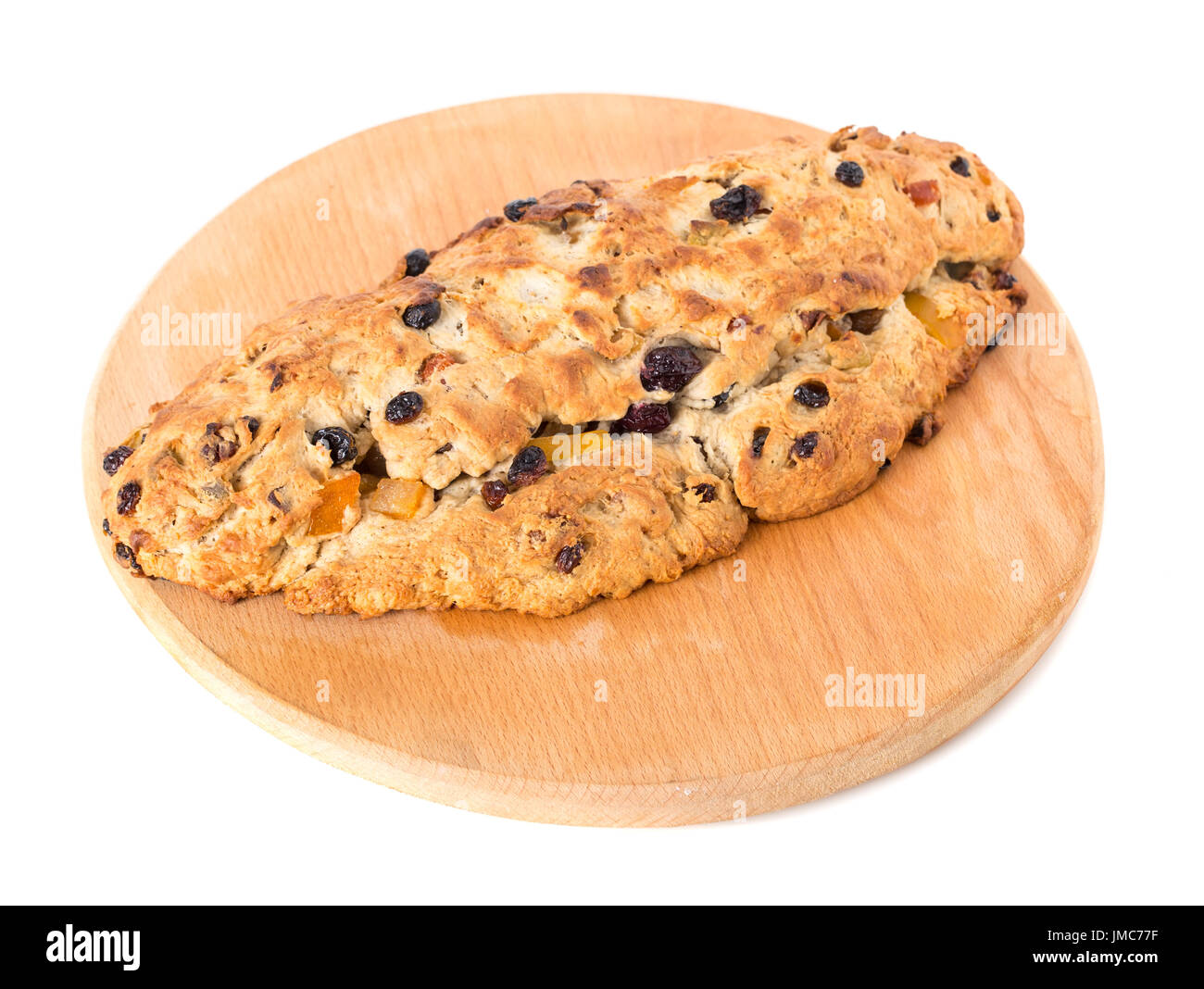 Délicieuse tarte aux fruits secs au four en bois sur plateau d'argent. Isolé sur un fond blanc. Banque D'Images