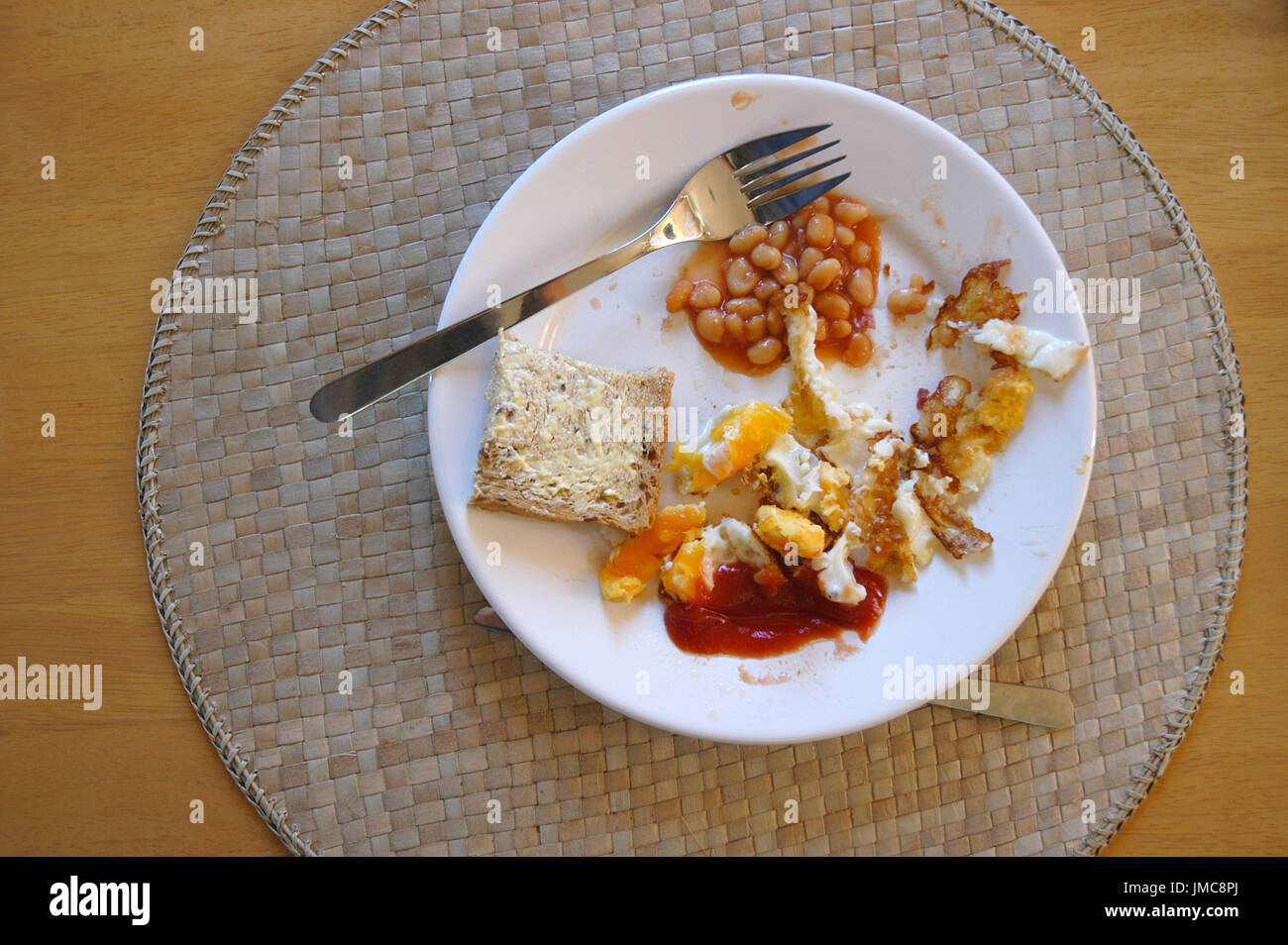 Restes d'une moitié mangé le petit-déjeuner anglais complet fried Banque D'Images