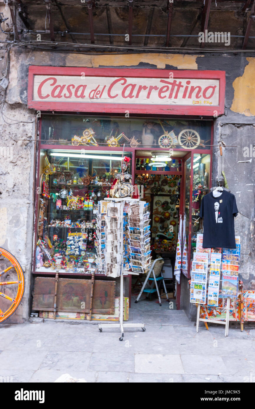 Marionnettes siciliennes dans un magasin traditionnel avec des produits artisanaux dans la Casa del Carrettino, Via Vittorio Emanuele, Palerme, Italie, Siclily Banque D'Images