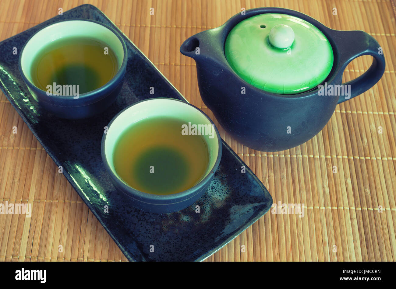 Brassé et en bonne santé le thé vert japonais servis dans des plats traditionnels hohin et shiboridashi Banque D'Images