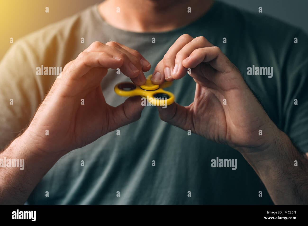 L'homme jouant avec fidget spinner, très populaires jouets modernes pour la détente et le soulagement du stress Banque D'Images