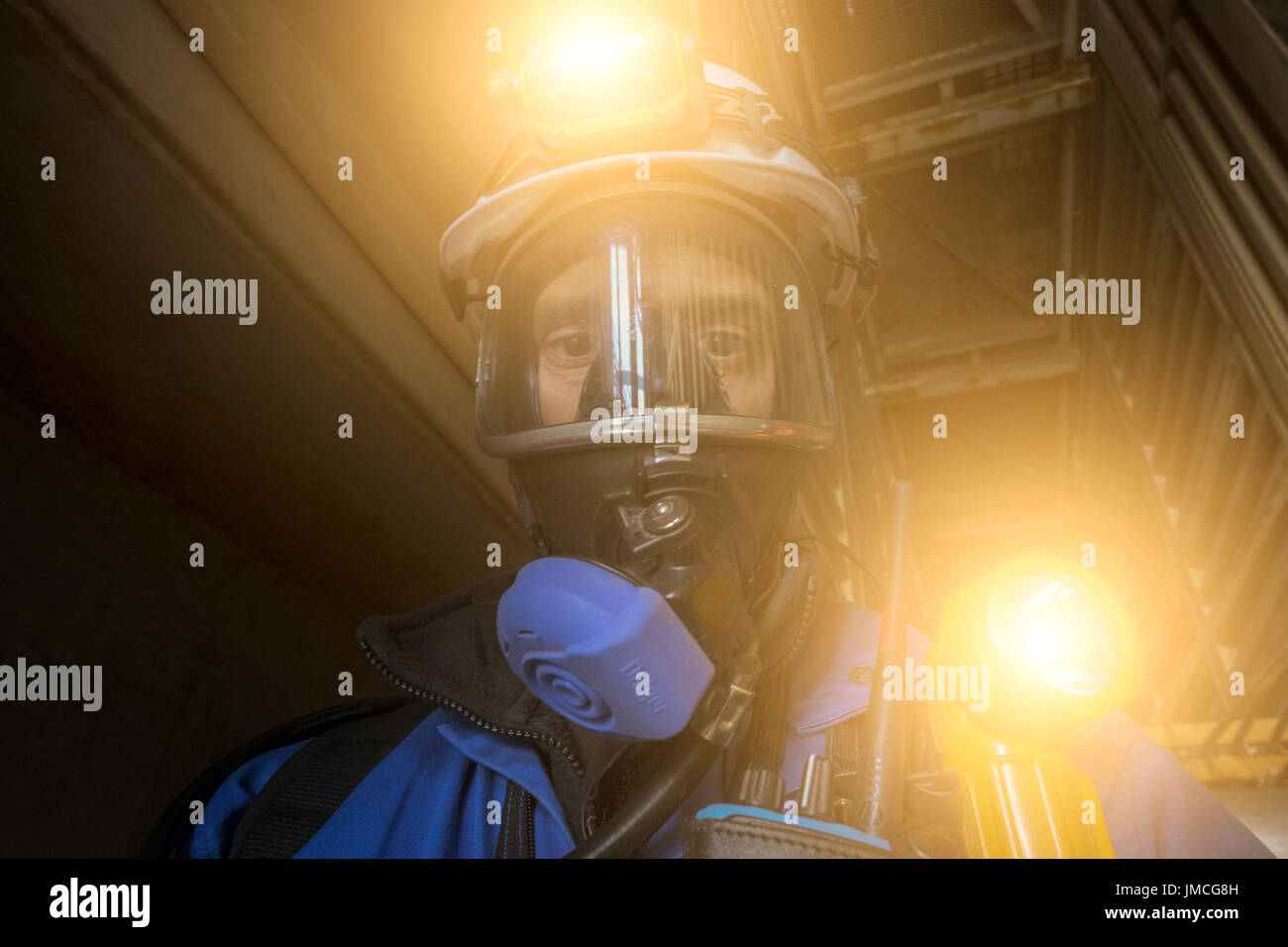 Une image stylisée d'un gaz et pétrole de la mer du Nord, travailleur portant des appareils respiratoires ba complète. crédit : lee ramsden / alamy Banque D'Images