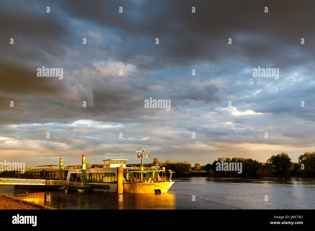 Paysage de Cadillac : Riverboat Amadolce amarré à soir soleil couchant, Garonne, Gironde, département Nouvelle-Aquitaine, le sud-ouest de la France Banque D'Images