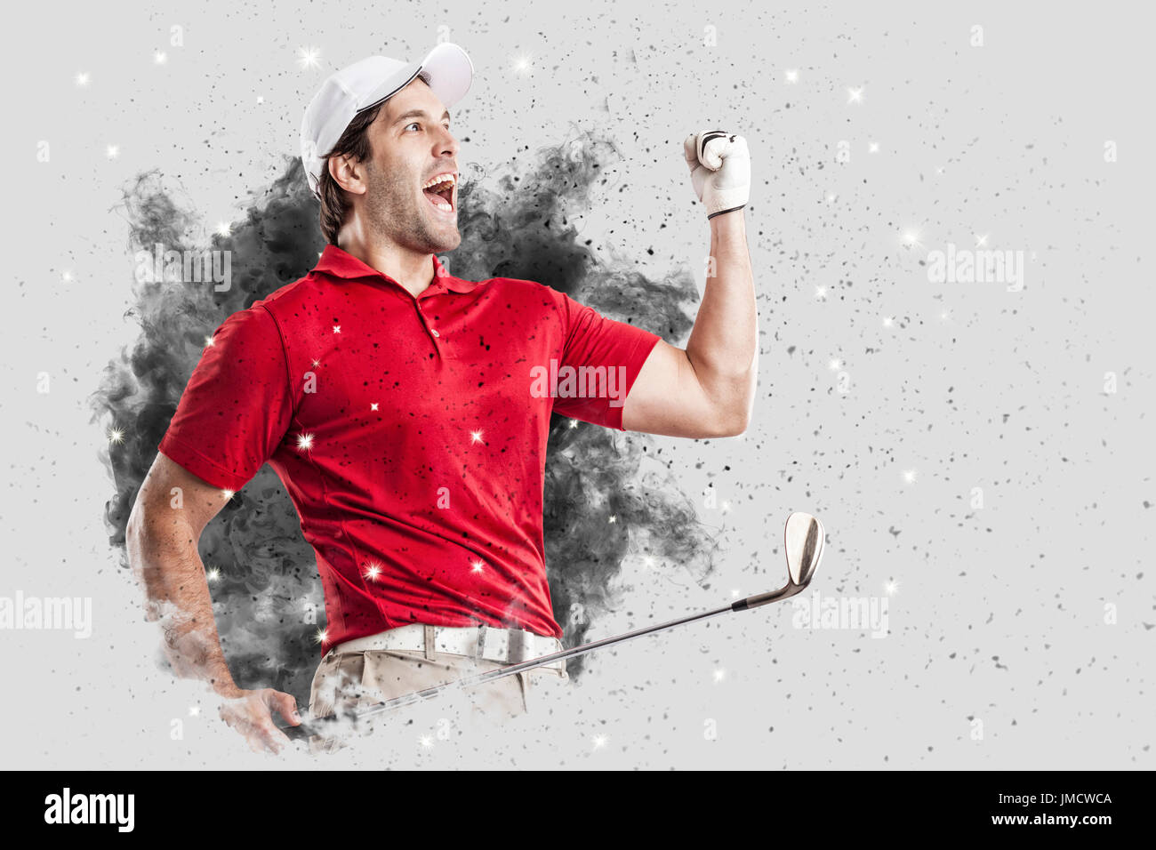 Joueur de golf avec un uniforme rouge qui sort d'une explosion de fumée . Banque D'Images