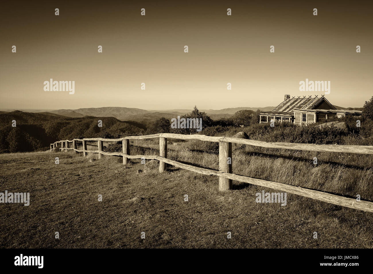 Craigs Hut, construit comme le l'ensemble pour l'homme à partir de la Snowy River film de la Victorian Alps, en Australie. Vintage noir et blanc traité. Banque D'Images