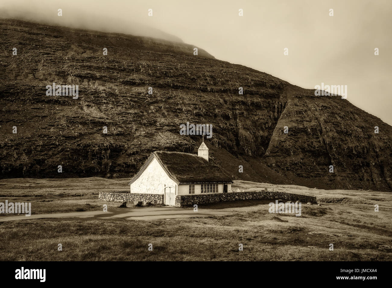 Petit village dans l'église Saksun sur l'île de Streymoy, îles Féroé, Danemark. Vintage noir et blanc traité. Banque D'Images