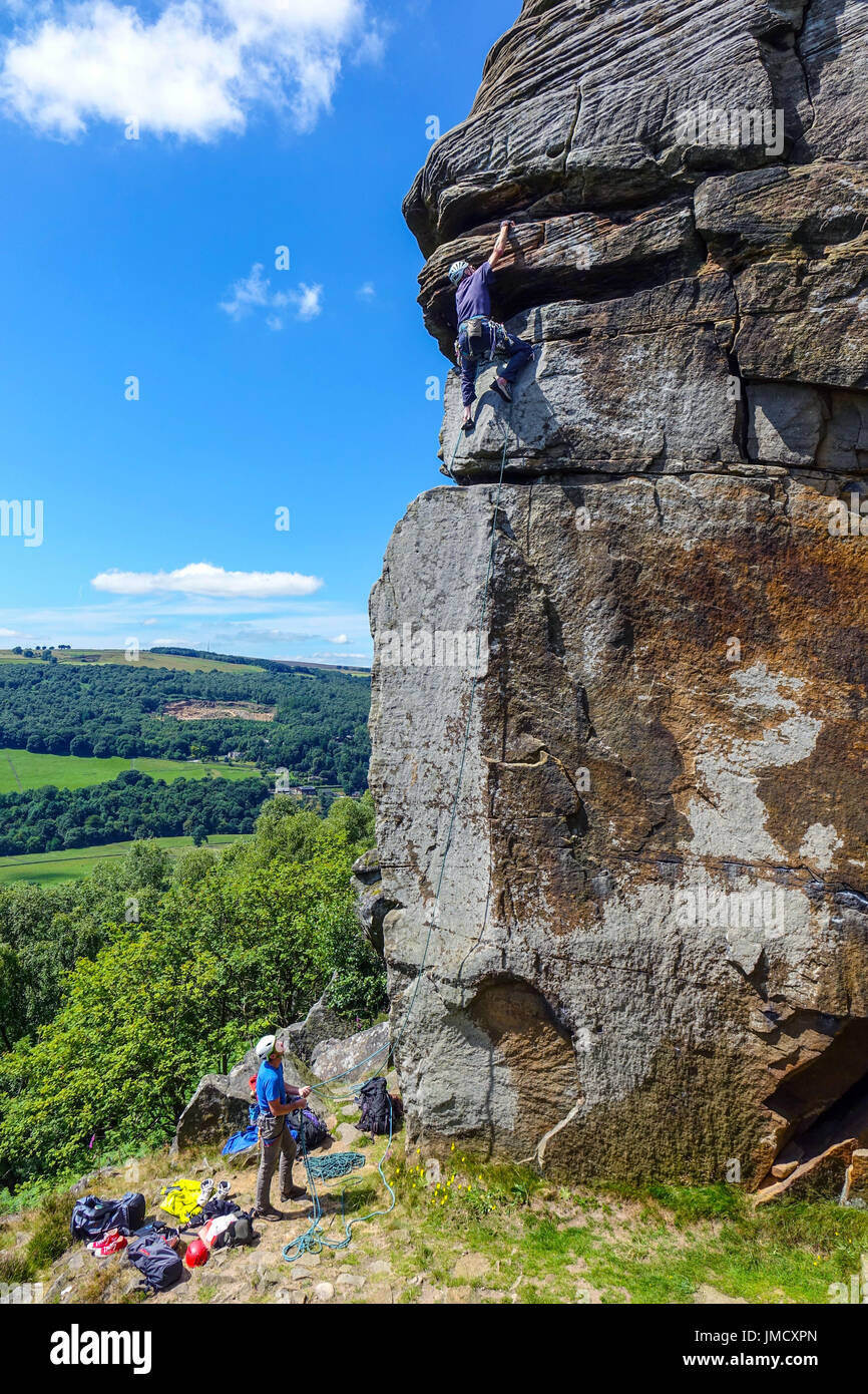 Deux grimpeurs sur Valkyrie, Froggat Edge, Peak District, Derbyshire Banque D'Images