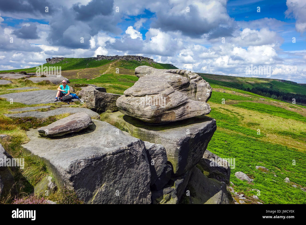 Burbage Valley, Carl Wark, Higgar Tor avec nuages d'été Banque D'Images