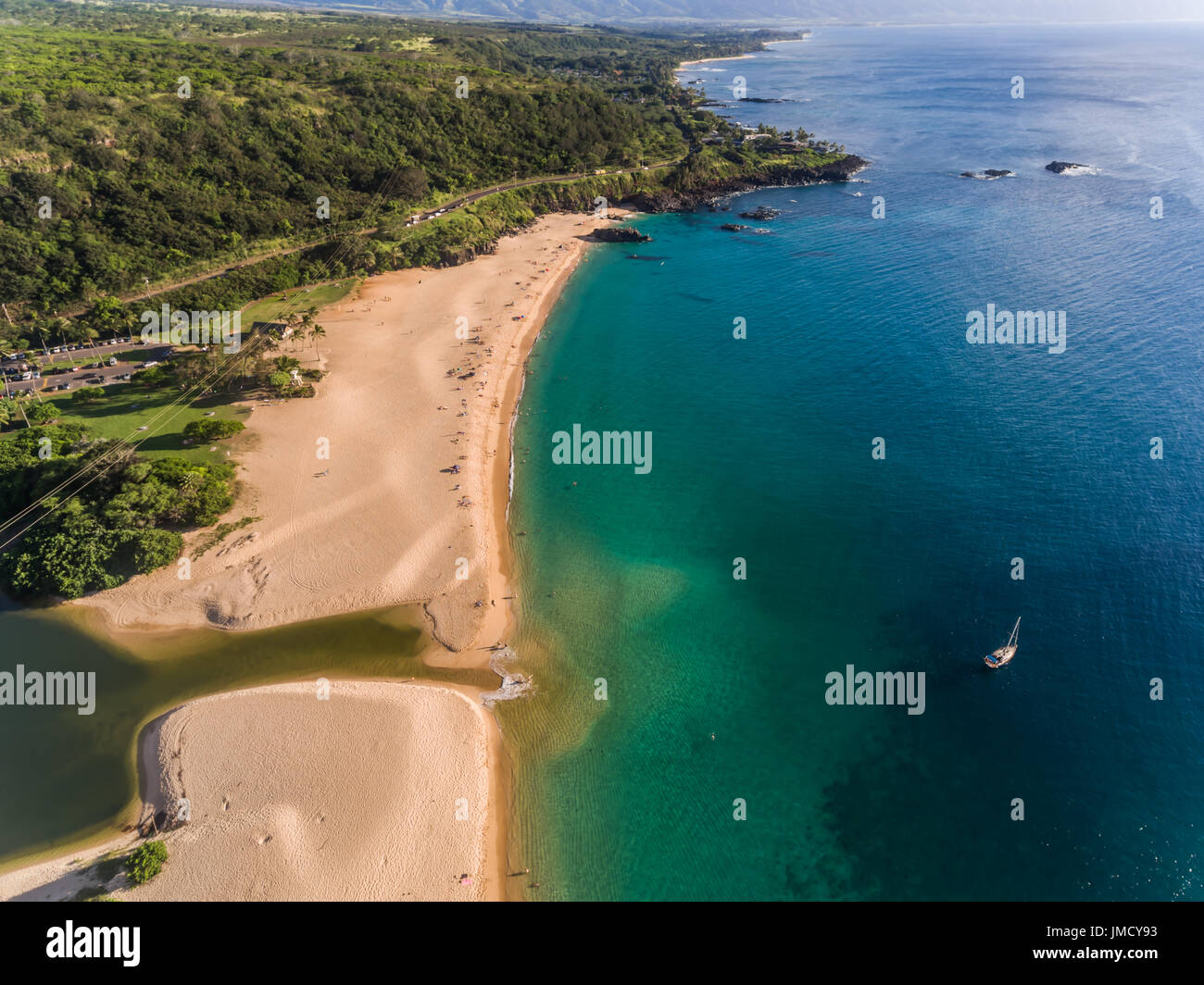 Vue aérienne de Waimea Bay Beach sur la côte nord d'Oahu, Hawaii Banque D'Images