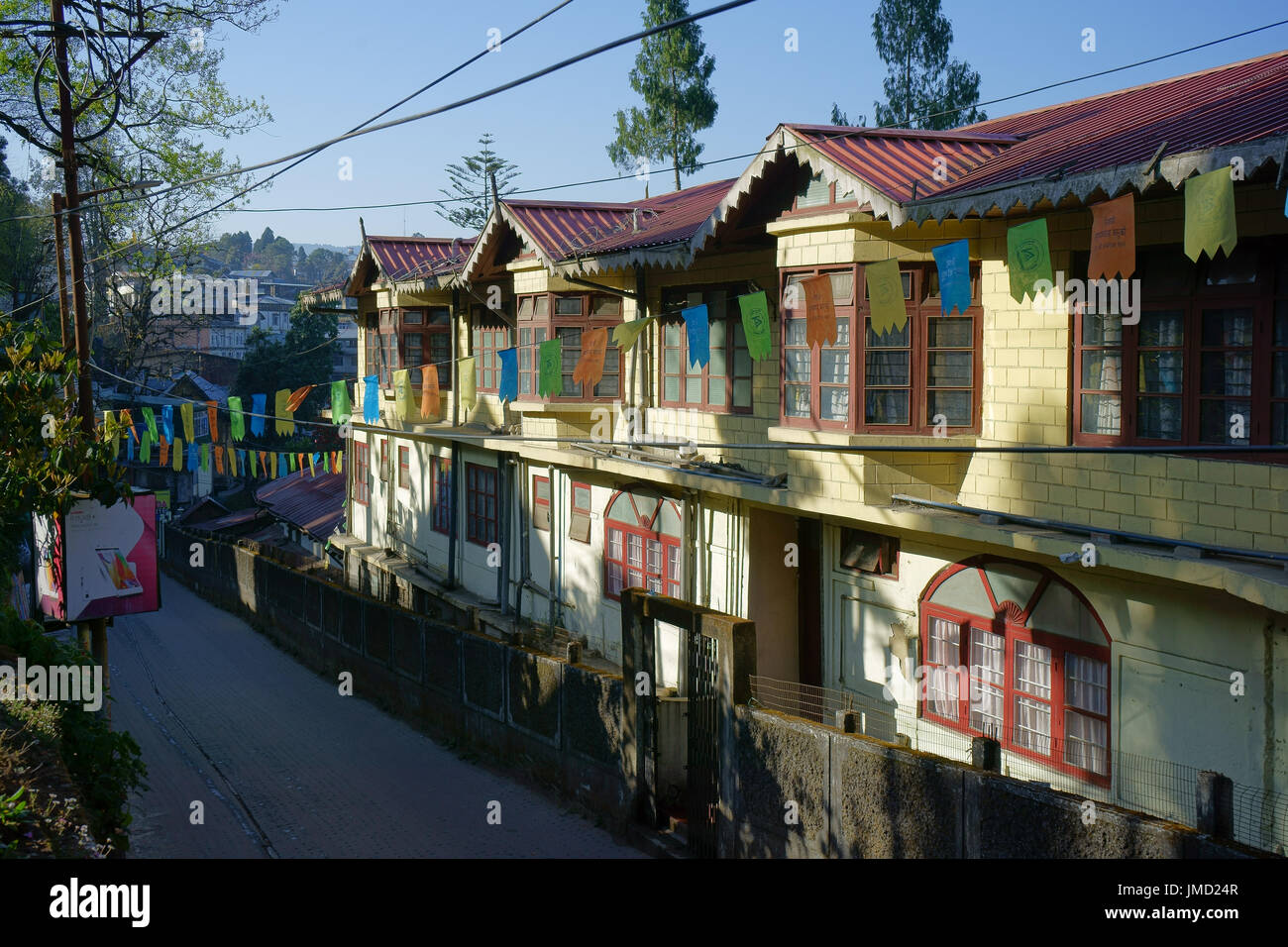 Rangée de maisons le long de la 'petite' sur la colline de l'Observatoire, Darjeeling, Inde, Bengale WEest Banque D'Images