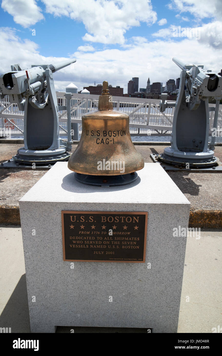 Uss boston cag-1 bell navires à Charlestown Navy Yard Boston USA Banque D'Images