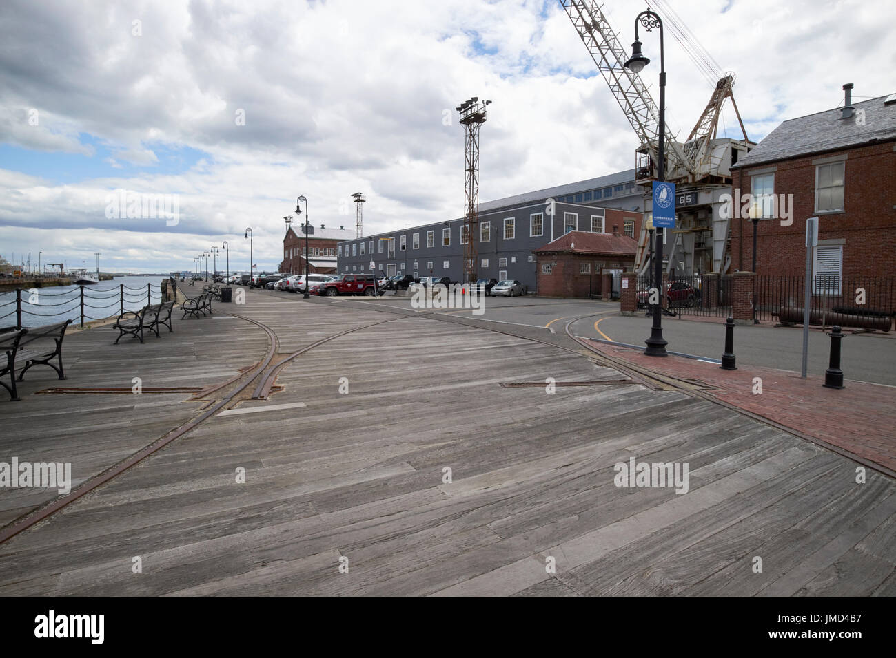 Pont en bois et de loisirs harborwalk quay avec de vieux rails de transport Charlestown Navy Yard Boston USA Banque D'Images