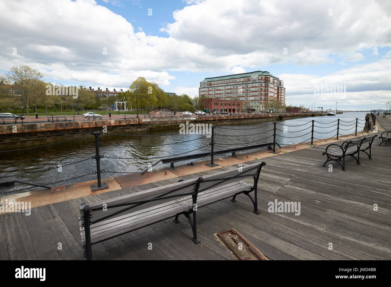 En bois et de loisirs harborwalk quay pont inondé drydock numéro 2 Charlestown Navy Yard Boston USA Banque D'Images