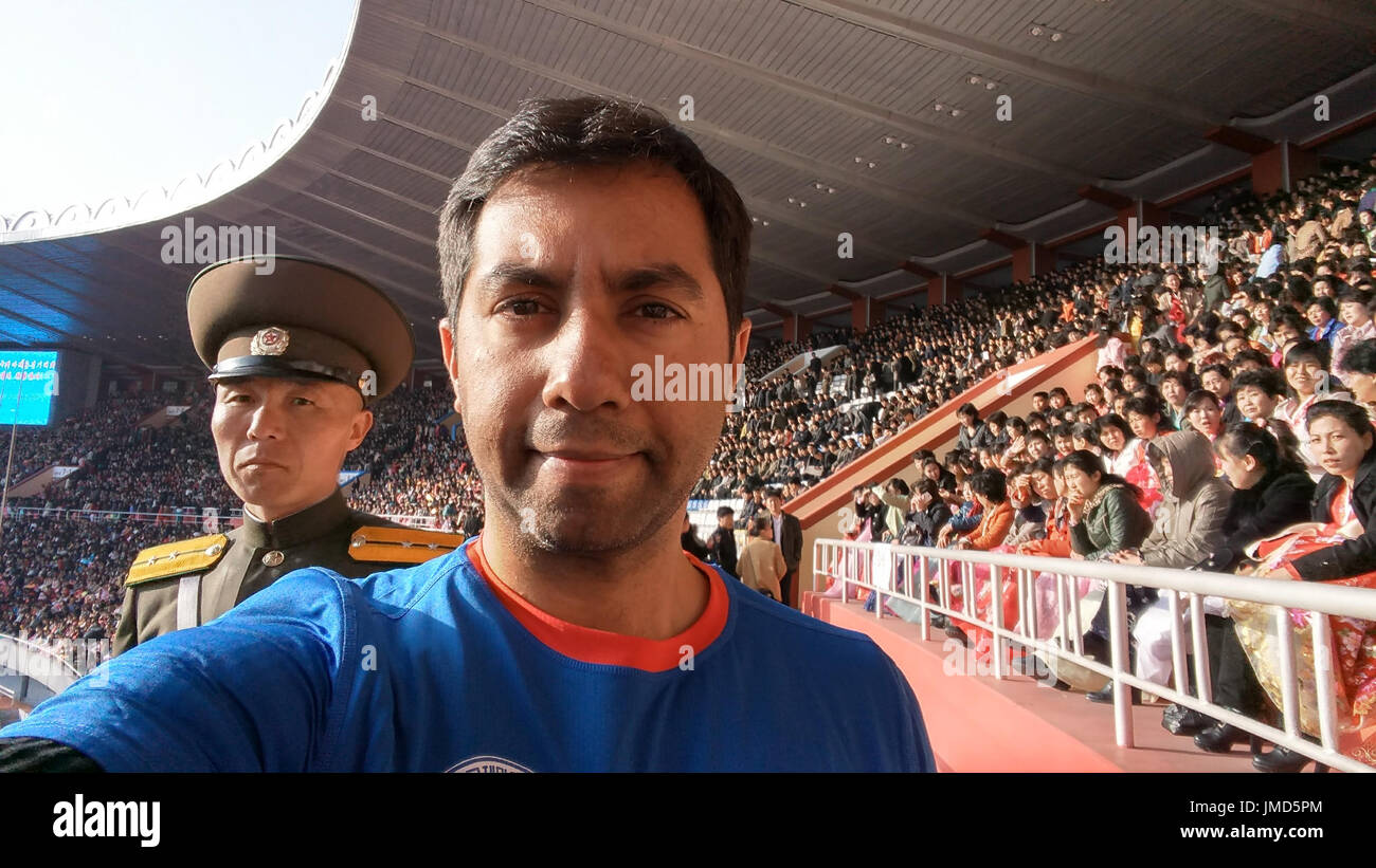 Surveillé par un gardien dans le Rungrado 1er mai stade. Avec une capacité de 114 000, c'est le plus grand stade du monde / UN VISITEUR DE N Banque D'Images