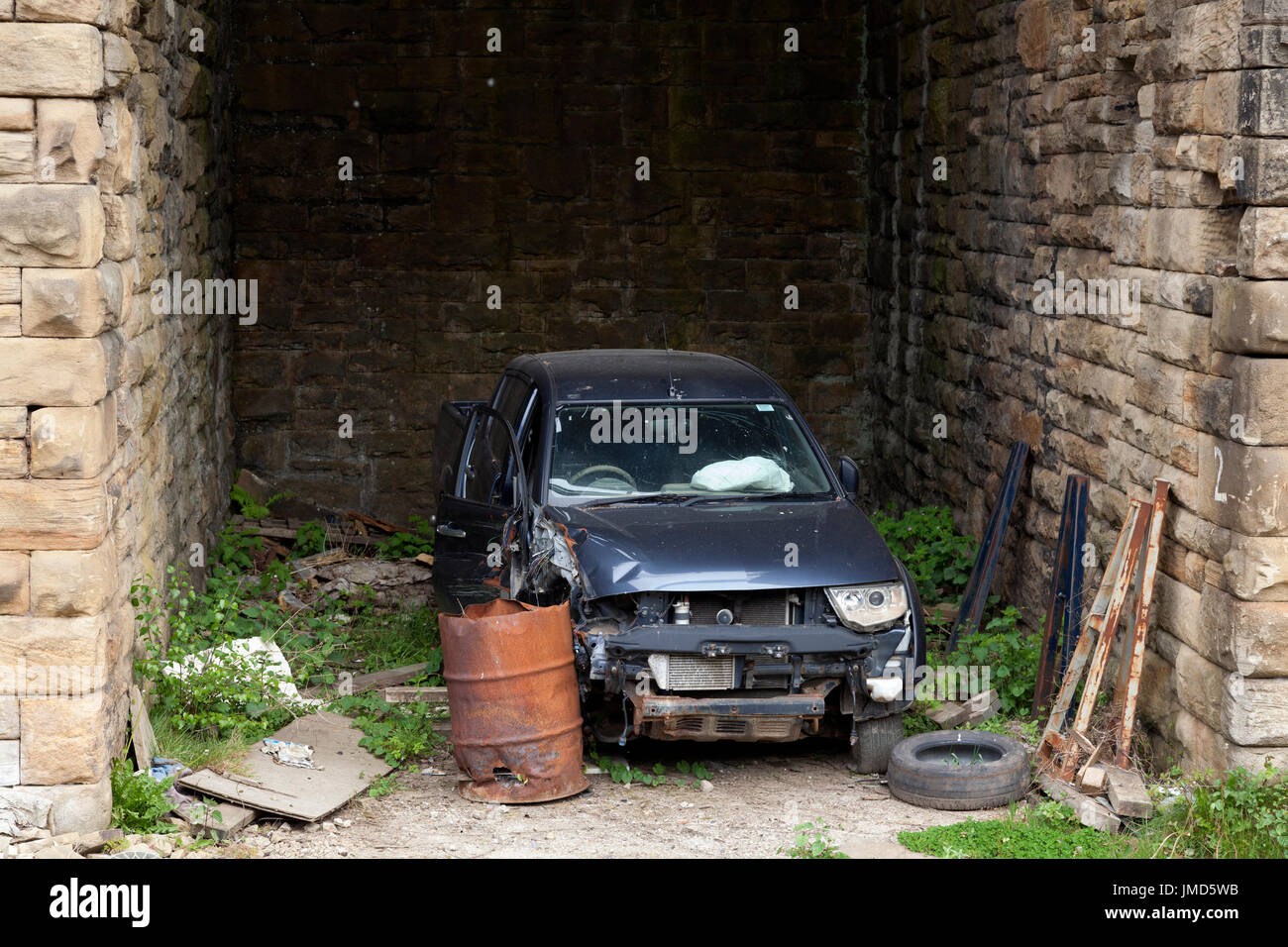 Voiture endommagée sous l'arche de fer, Sowerby Bridge, West Yorkshire Banque D'Images