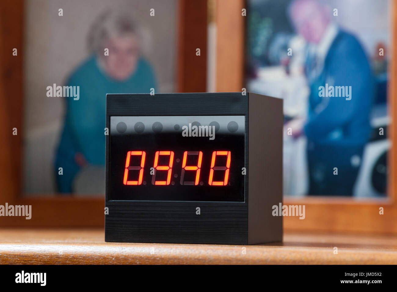 Caméra espion secret caché dans une horloge numérique du type utilisé pour surveiller les personnes âgées et les jeunes enfants, les bébés, dans le soin des autres. (88) Banque D'Images