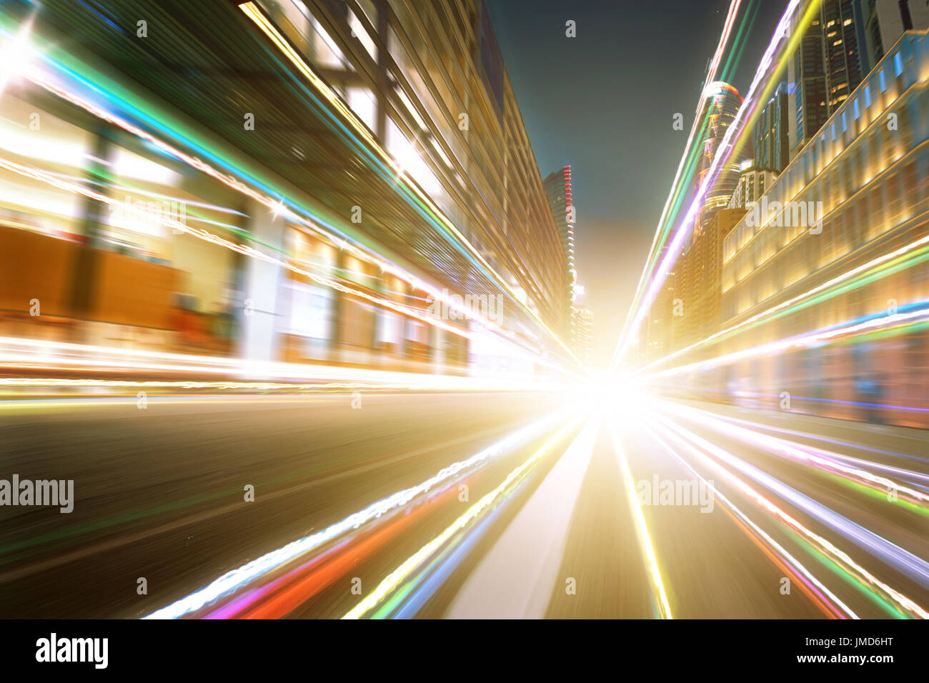 Ambiance chaleureuse, rue de la ville en arrière-plan flou de mouvement et de lumière effet sentier . Banque D'Images