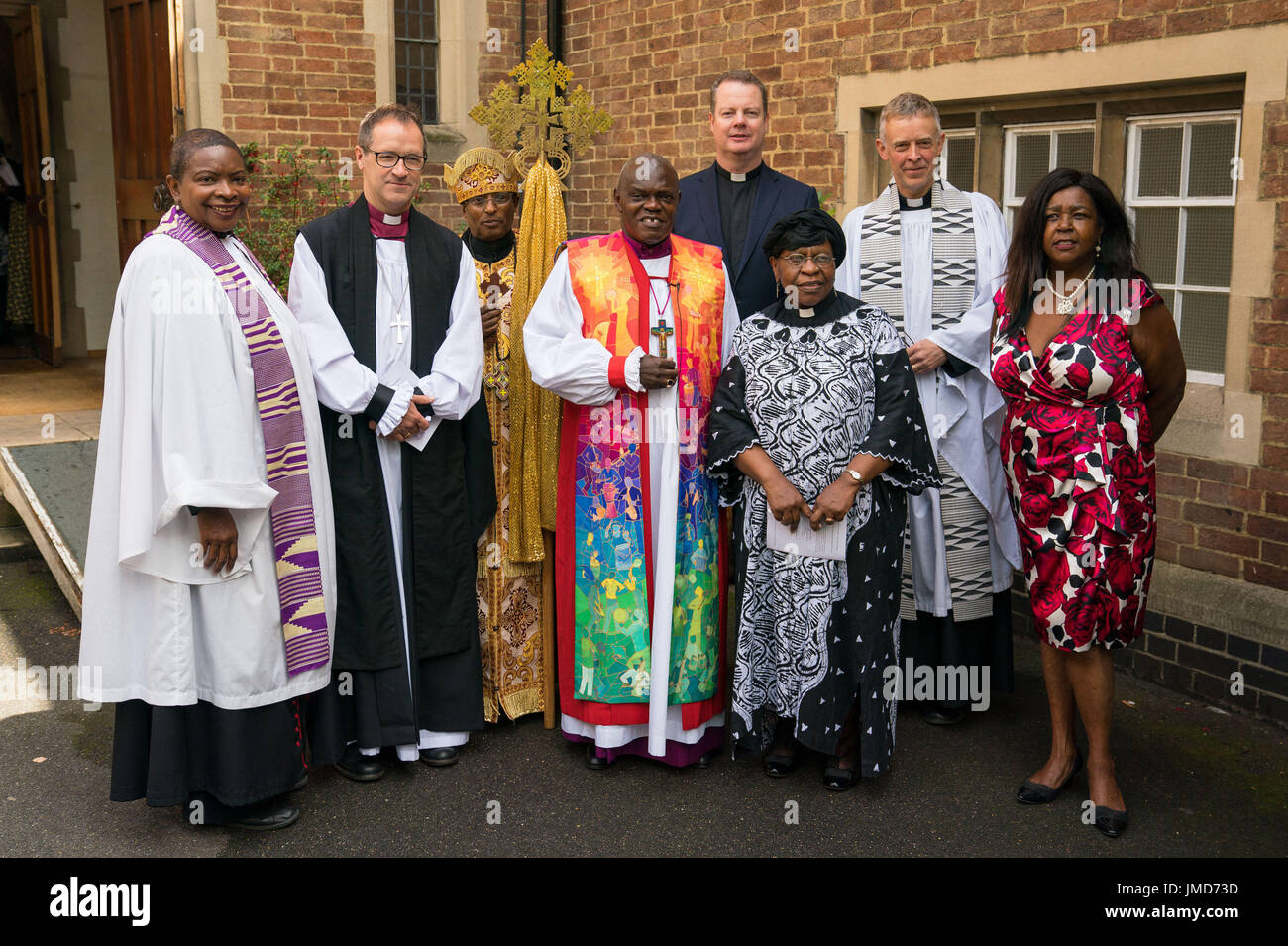 (De gauche à droite) Aumônier du Président, Rev Preb Rose Hudson-Wilkin, évêque de Kensington RT Revd Graham Tomlin, Père Georgis Dimts de l'Église orthodoxe éthiopienne de Saint Gabriel, Archevêque de York Dr John Sentamu, Vicaire de l'Église Sainte-Hélène Steve DivAll, Représentant de l'Ambassadeur de Gambie, Rev Femi Cole-Njie,Chef d'état-major de l'archevêque de York Malcolm MacNaughton et parent de Mary Mendy Clarie Mendy assister à un service commémoratif pour Mary Mendy, 54 ans, Khadija Saye, 24 ans, Berkti Haftom,29, Beruk Haftom, 12 ans, et Isaac (Welde Mariam), 5 ans, victimes de l'incendie à la tour Grenfell, à St Helens Banque D'Images