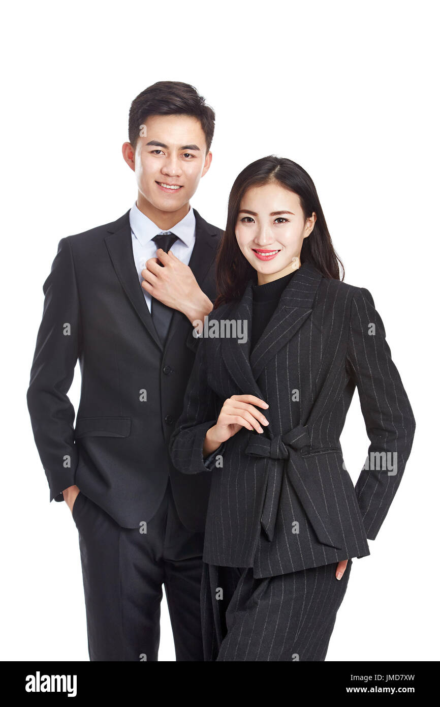 Studio portrait of young asian business man and woman smiling at camera, isolé sur fond blanc. Banque D'Images
