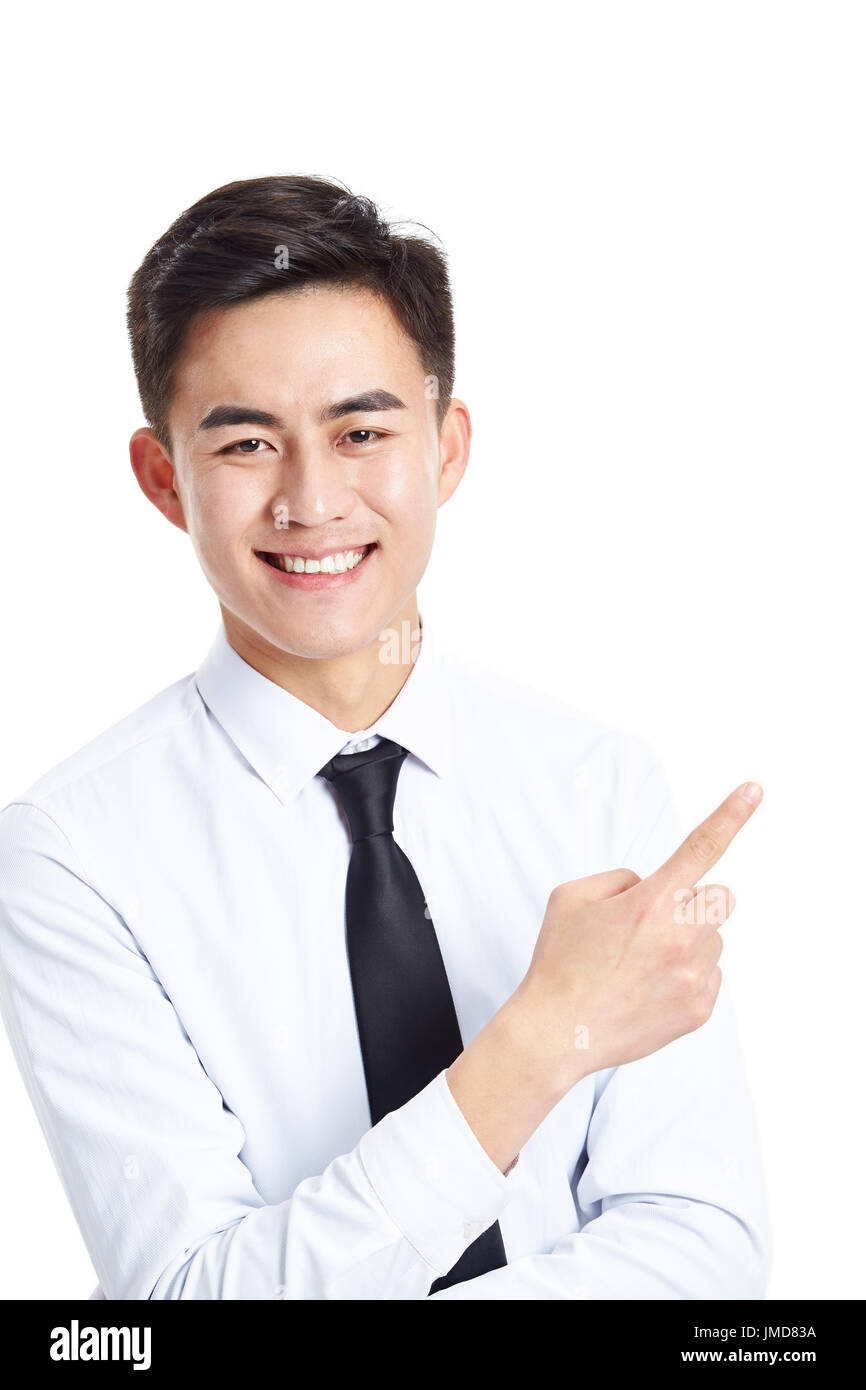 Studio Portrait of a young businessman wearing chemise et cravate, doigt pointant vers le haut, heureux et souriants, isolé sur fond blanc. Banque D'Images