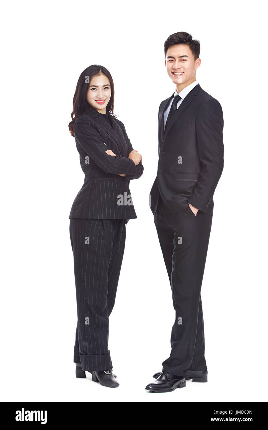 Studio portrait of young asian business man and woman smiling at camera, isolé sur fond blanc. Banque D'Images