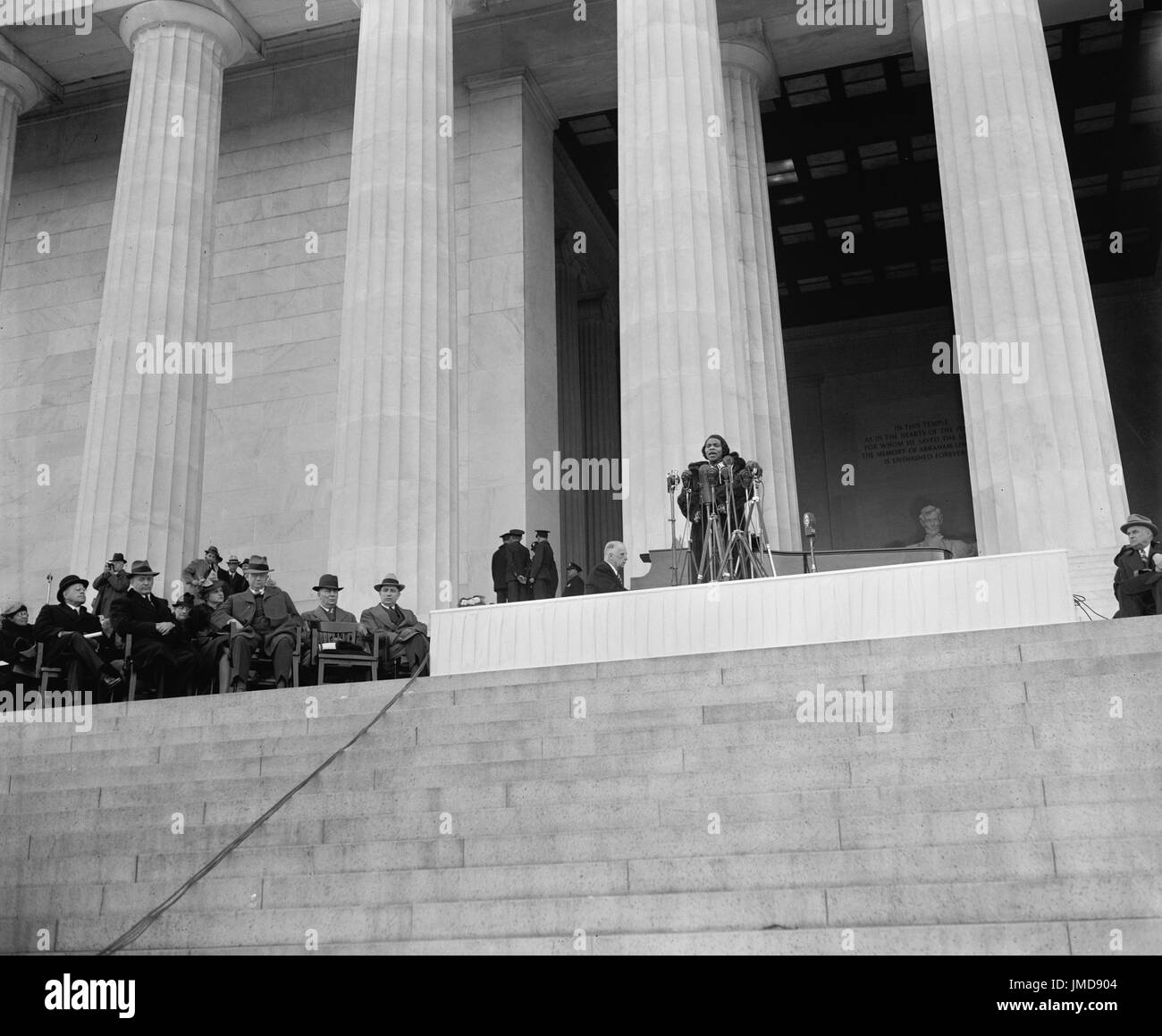 Marian Anderson le chant à l'étapes du Lincoln Memorial, Washington DC, USA, Harris & Ewing, Avril 1939 Banque D'Images