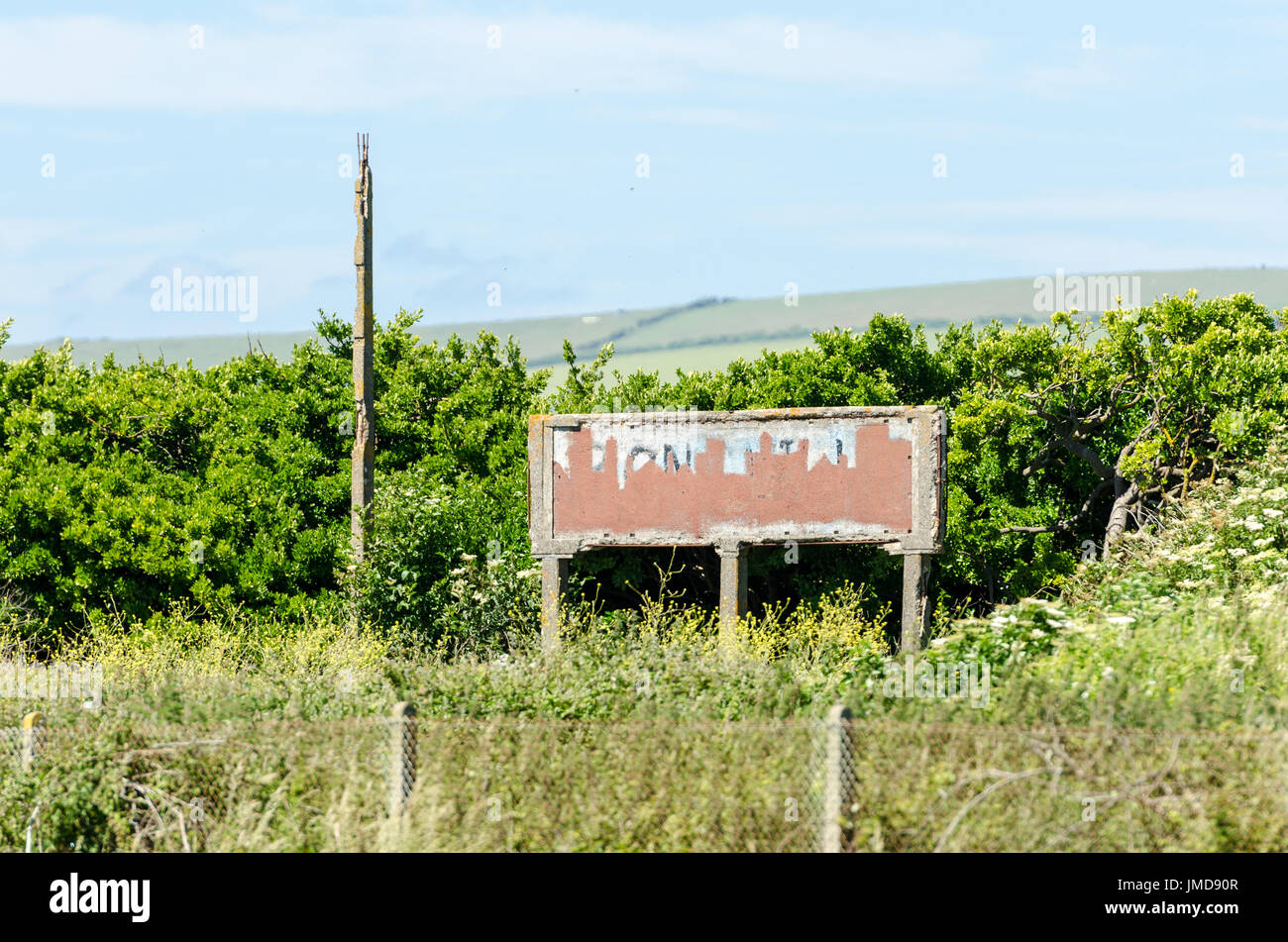 Abandonné sur un quai de gare désaffectée signe à marées Moulin, près de Seaford dans l'East Sussex. Banque D'Images