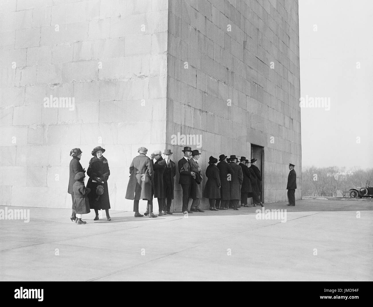 Groupe de personnes attendent en ligne à la base du Monument de Washington, Washington DC, USA, Harris et Ewing, 1922 Banque D'Images