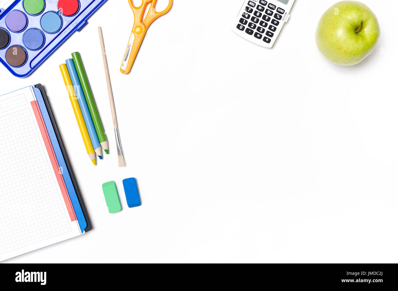Les fournitures scolaires sur fond blanc. Concept Retour à l'école. Banque D'Images
