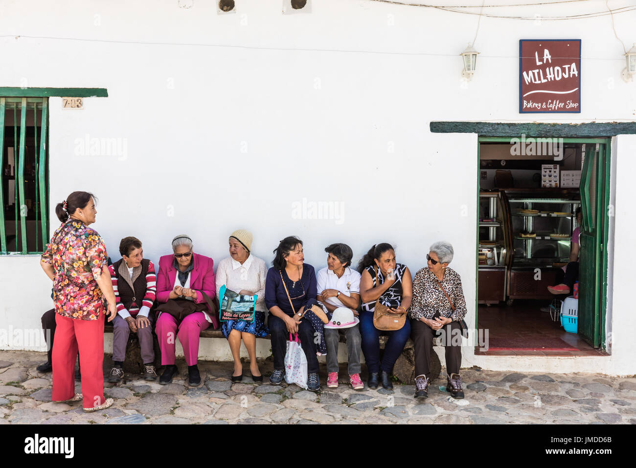 Villa de Leyva, Colombie - 8 Février 2017 : Les femmes assises et parler Villa de Leyva Boyaca Colombie en Amérique du Sud Banque D'Images