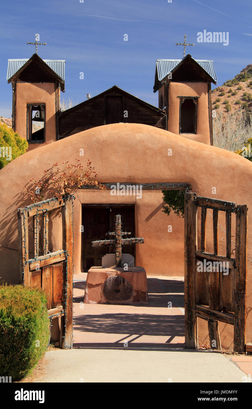 Le quartier historique de El Santuario de Chimayó est un point d'intérêt majeur pour les touristes voyageant le long de la magnifique High Road to Taos dans le nord du Nouveau Mexique Banque D'Images