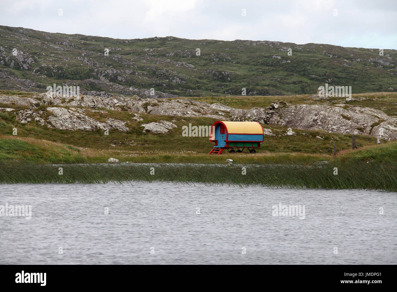 Vieille roulotte sur le côté de Dun sur la péninsule de Mizen Lough Banque D'Images