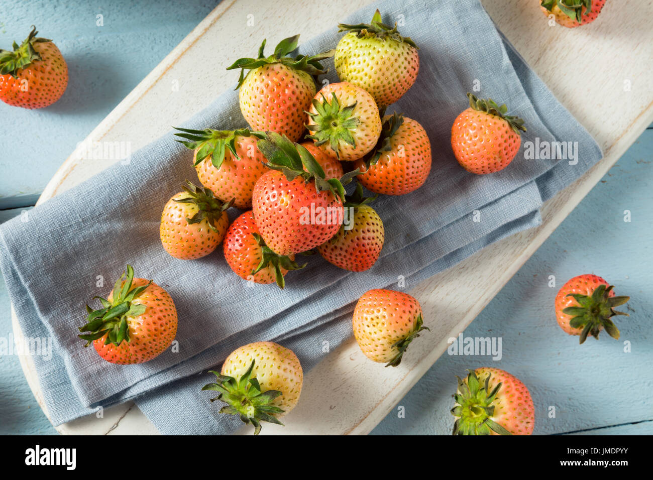 Rose et Blanc biologiques crus prêts à consommer les fraises rougissent Banque D'Images