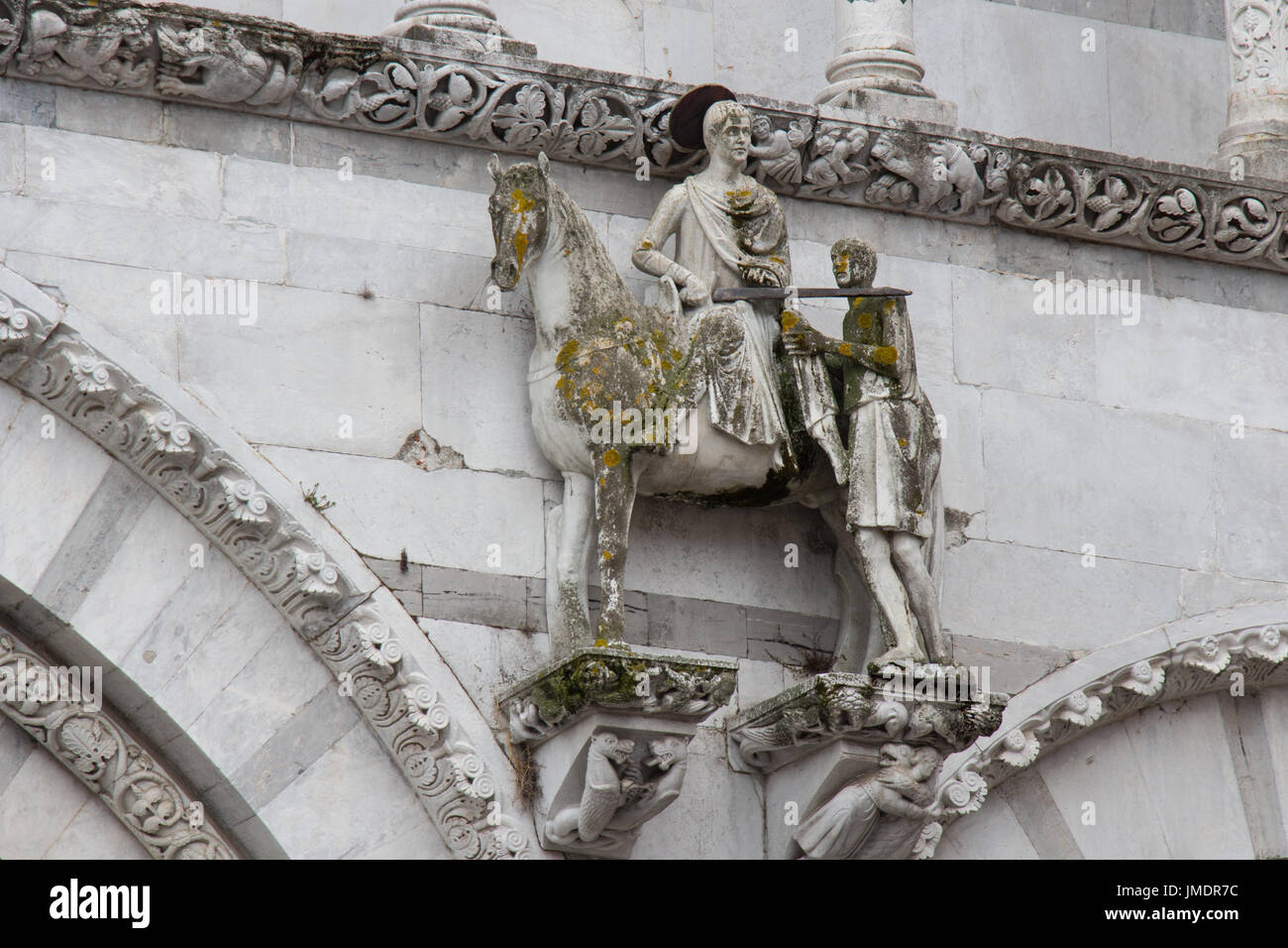 L'Italie, Lucca - 18 septembre 2016 : la vue de la statue de Saint Martin partage son manteau avec un mendiant. La cathédrale de Lucques. Cattedrale di San Martino sur Banque D'Images