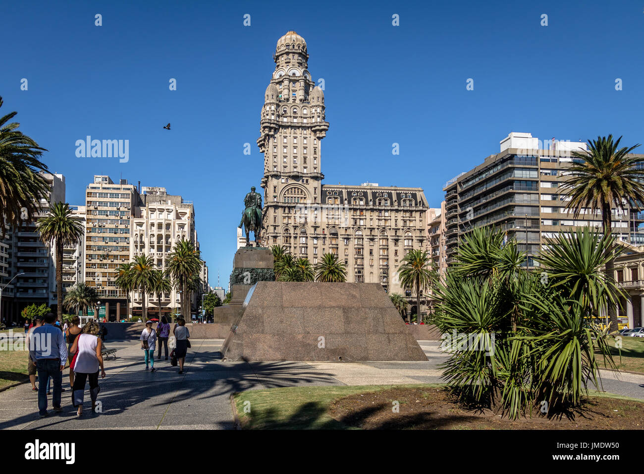 MONTEVIDEO, URUGUAY - 24 févr. 2016 : Plaza Independencia et Palacio Salvo - Montevideo, Uruguay Banque D'Images