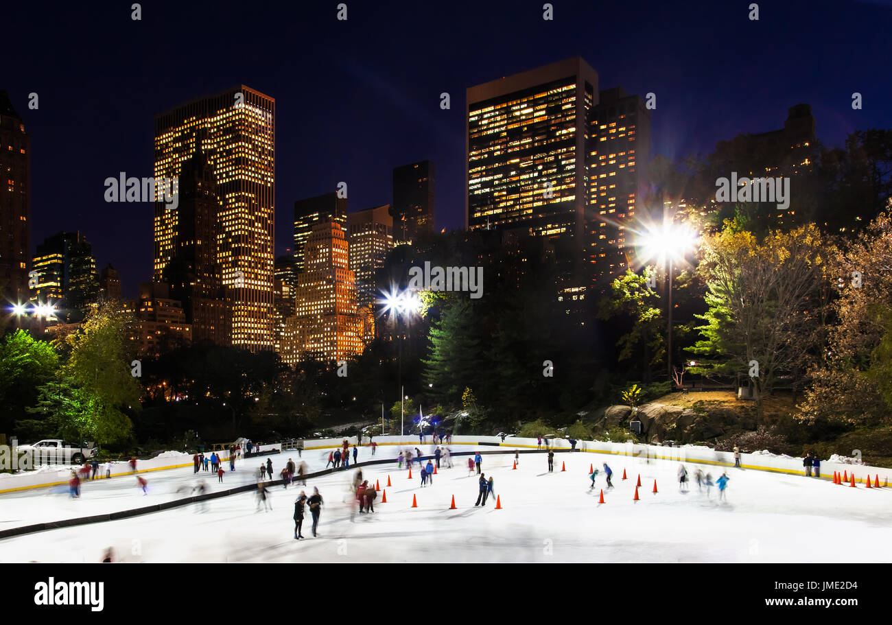 Central Park New York City patinoire en hiver la nuit Banque D'Images