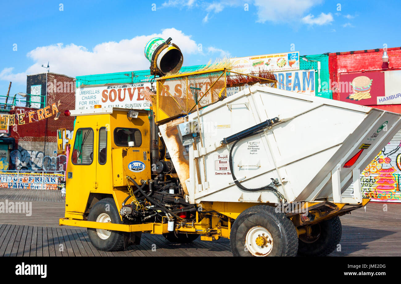 New York City Boardwalk Coney Island camion poubelle picking up trash le 20 novembre 2010. Avant que l'Ouragan Sandy. Banque D'Images